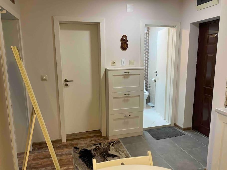 Stylish Magenta Apartment - Terrace & Free Parking โซเฟีย ภายนอก รูปภาพ