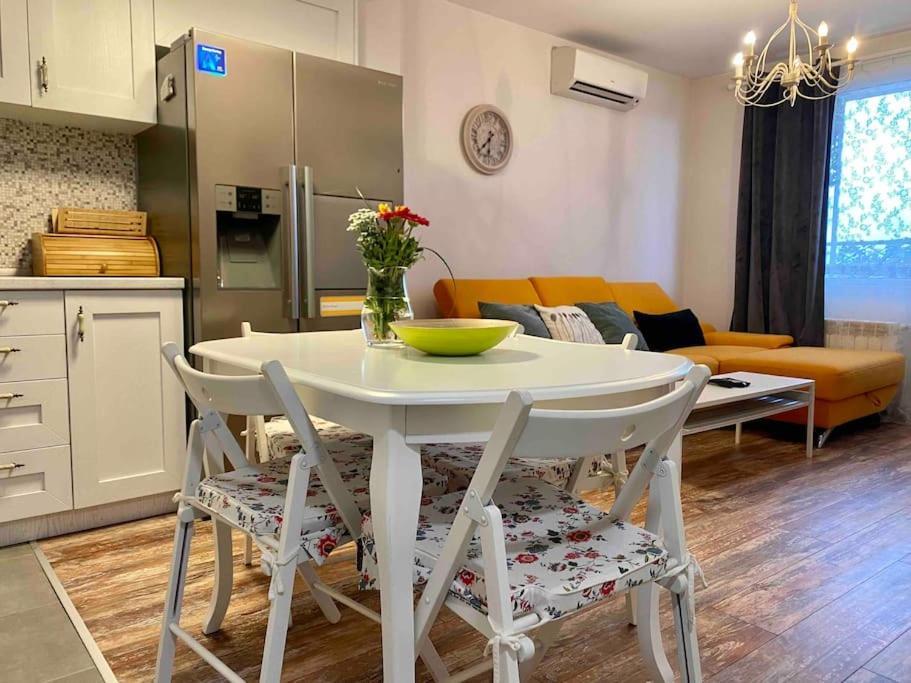 Stylish Magenta Apartment - Terrace & Free Parking โซเฟีย ภายนอก รูปภาพ